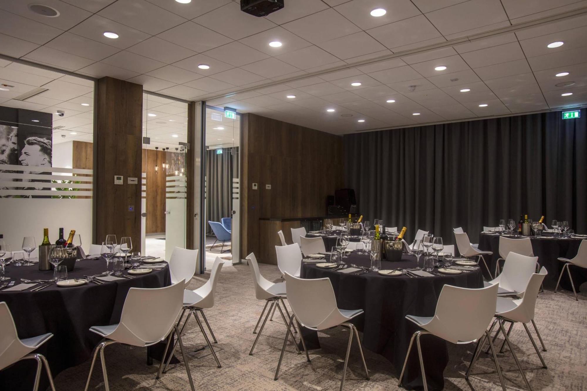 Courtyard By Marriott Edinburgh West Hotel Bagian luar foto