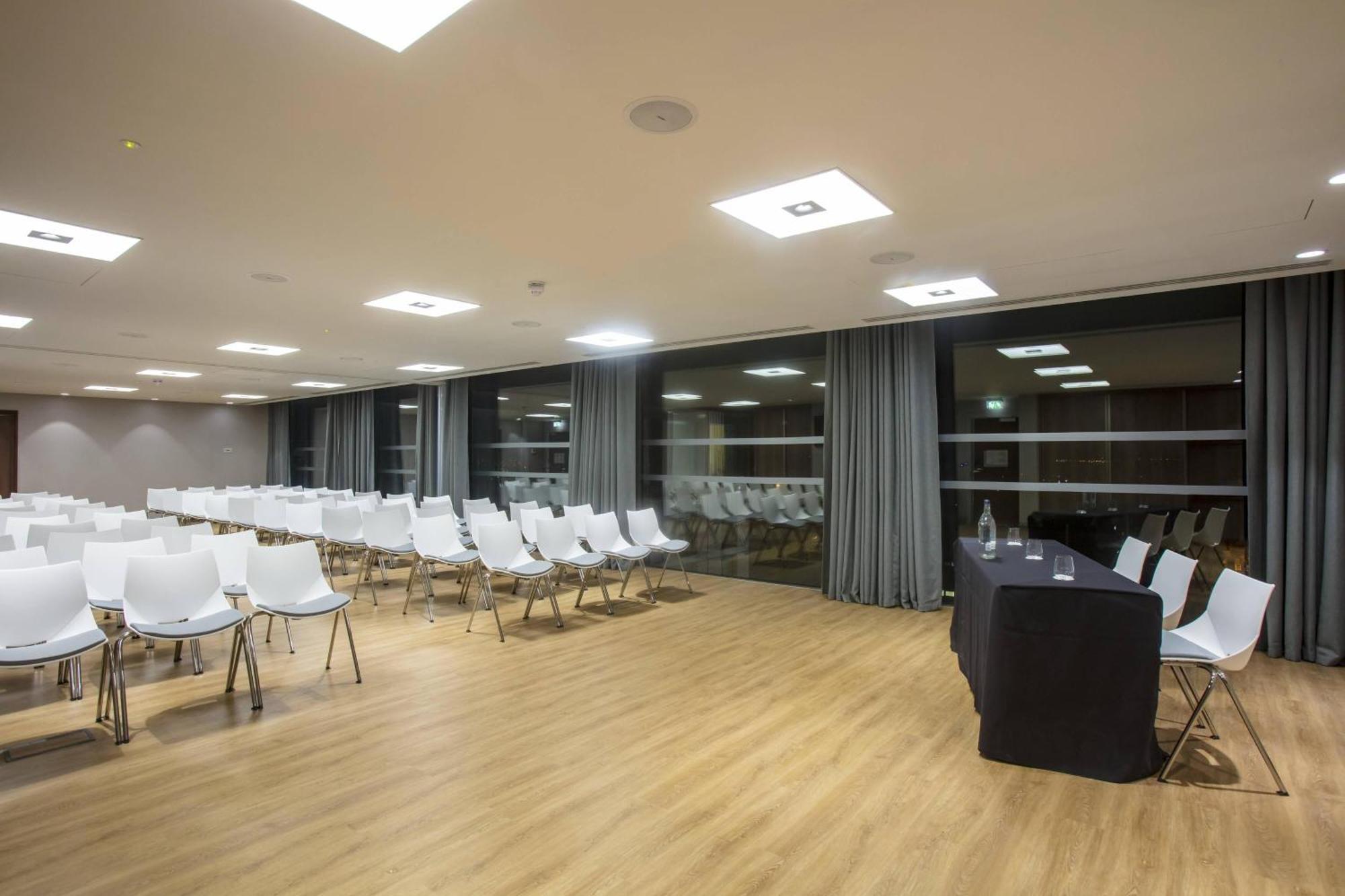 Courtyard By Marriott Edinburgh West Hotel Bagian luar foto
