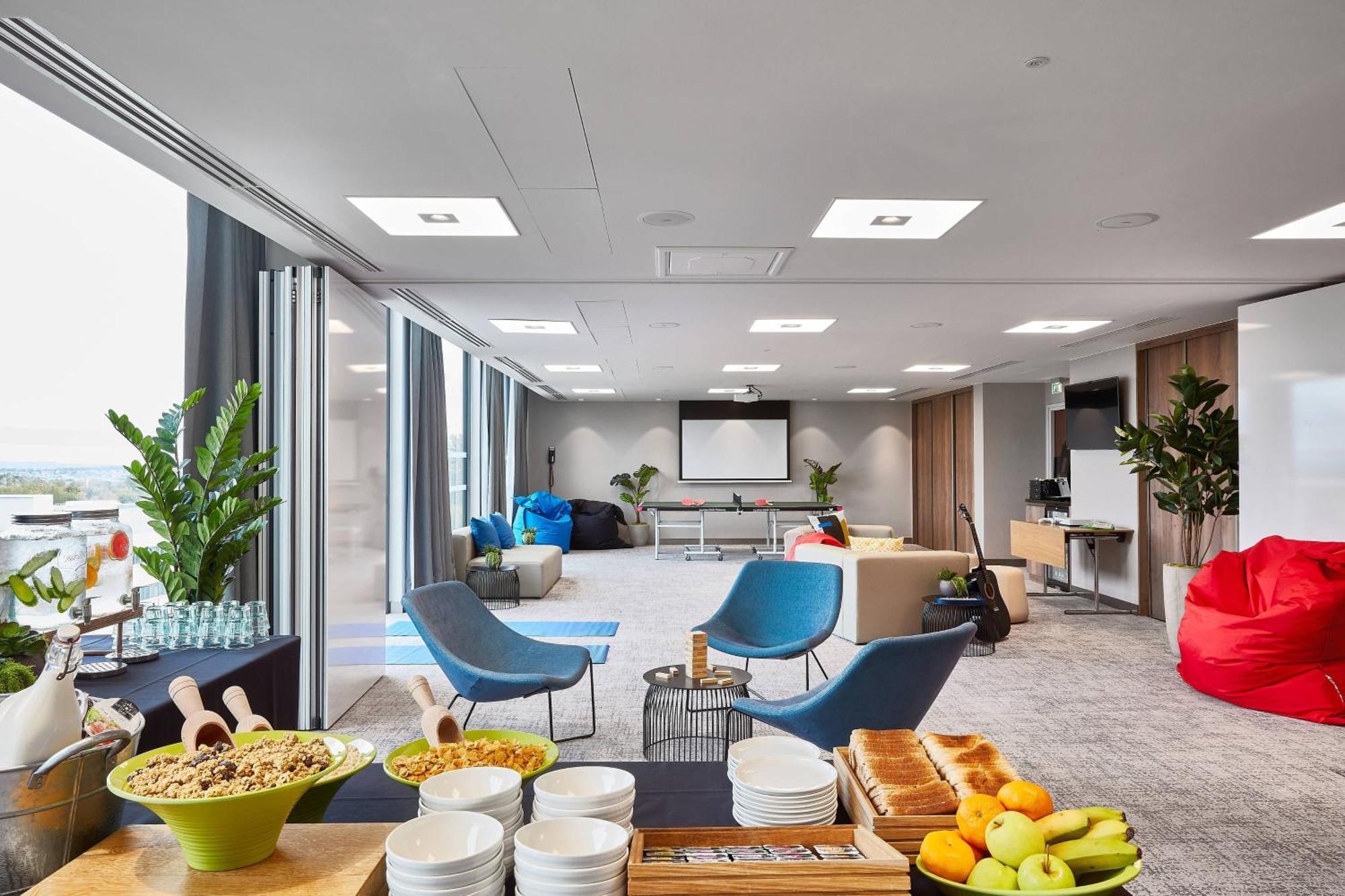 Courtyard By Marriott Edinburgh West Hotel Bagian luar foto