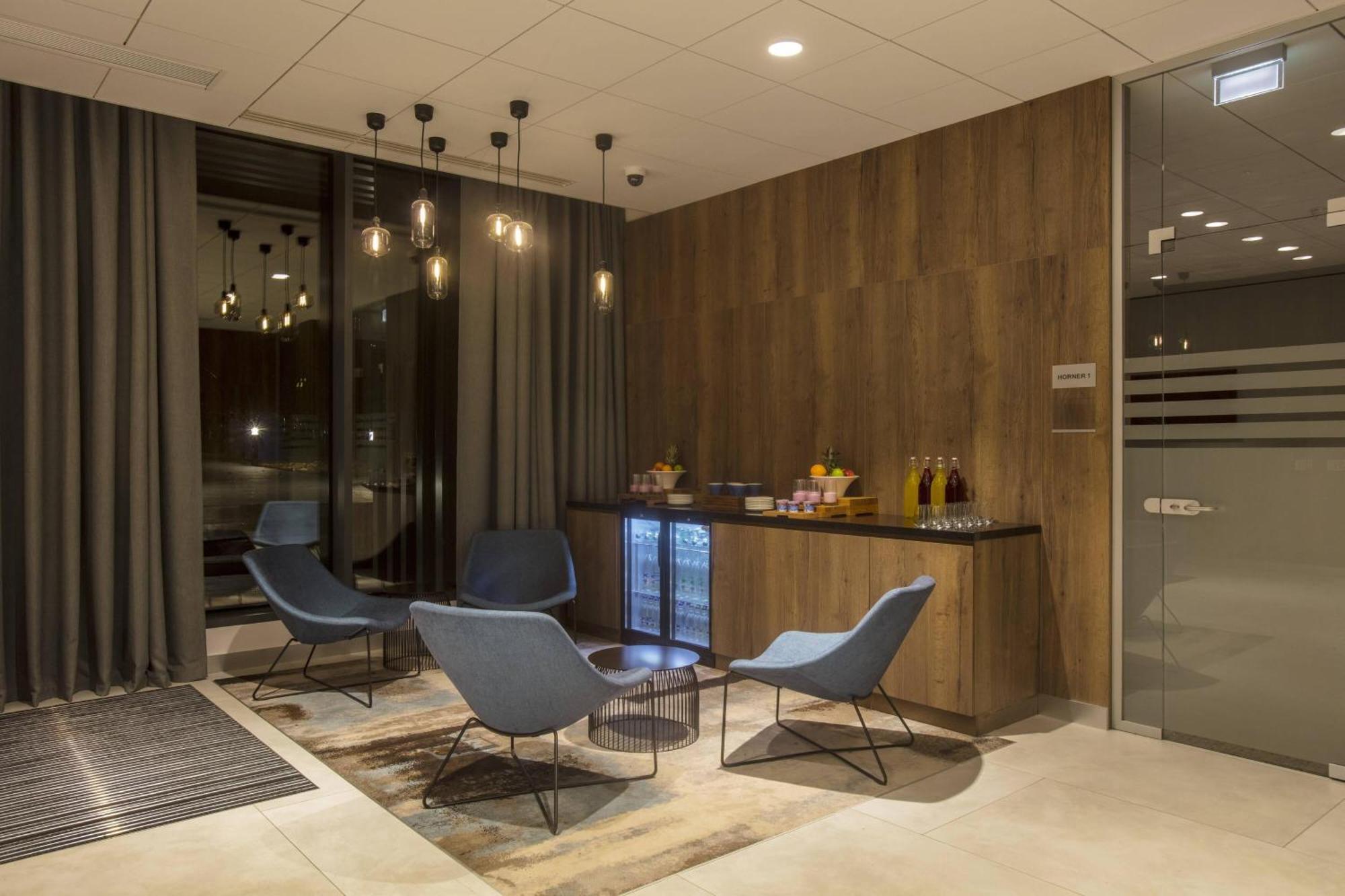 Courtyard By Marriott Edinburgh West Hotel Bagian luar foto