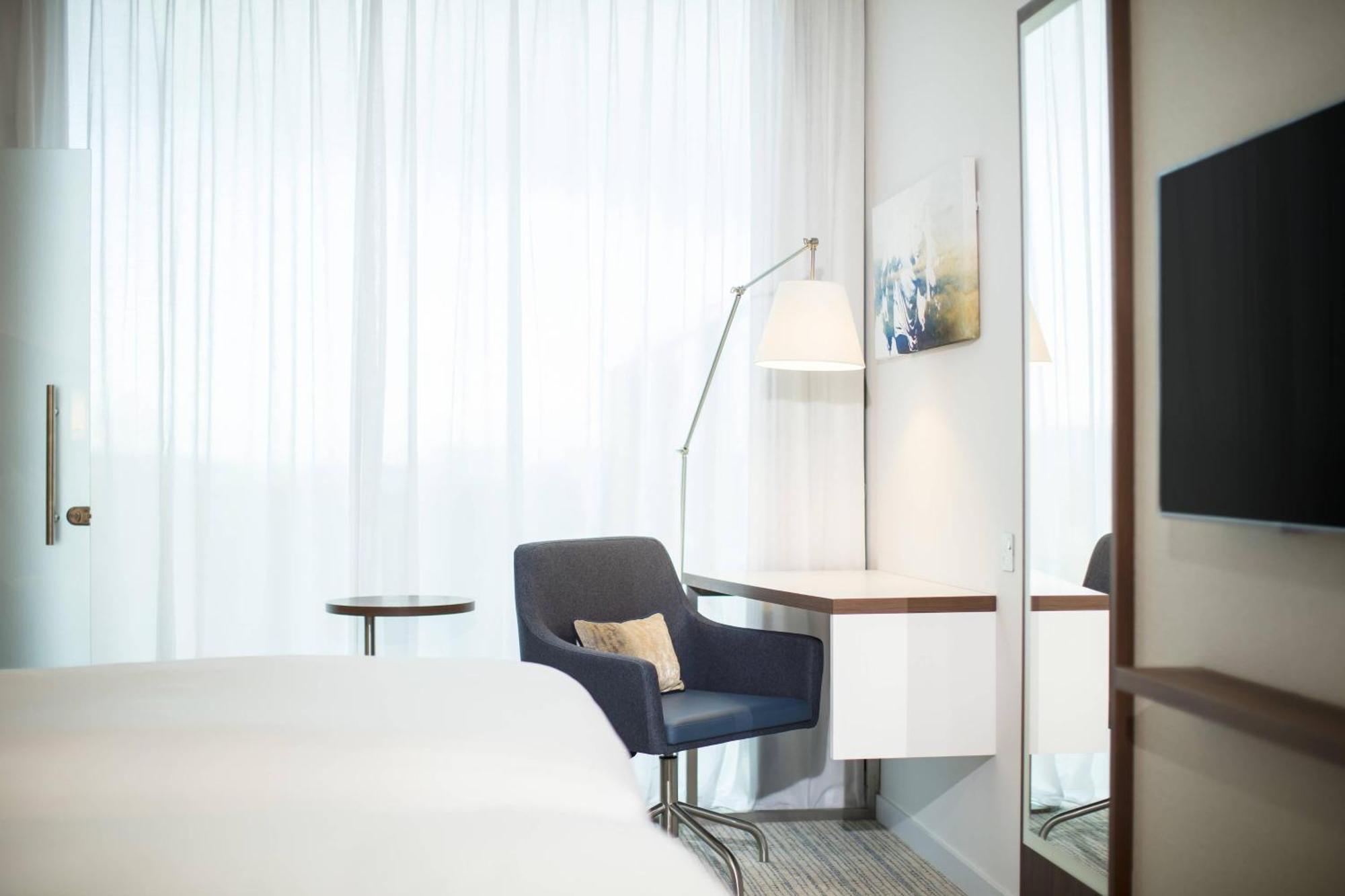 Courtyard By Marriott Edinburgh West Hotel Bagian luar foto