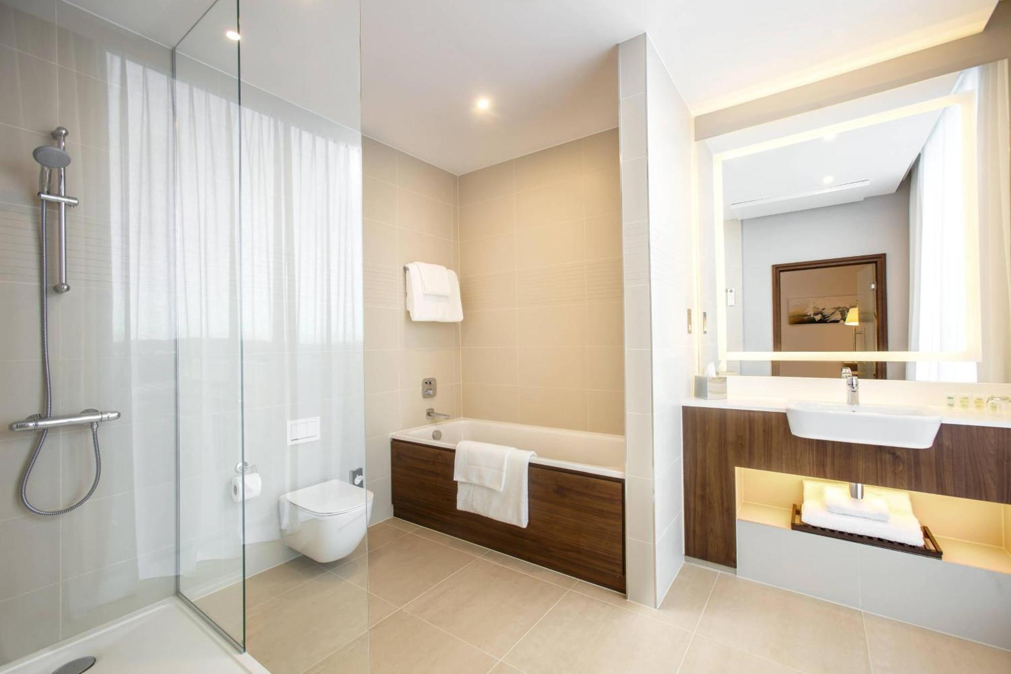 Courtyard By Marriott Edinburgh West Hotel Bagian luar foto