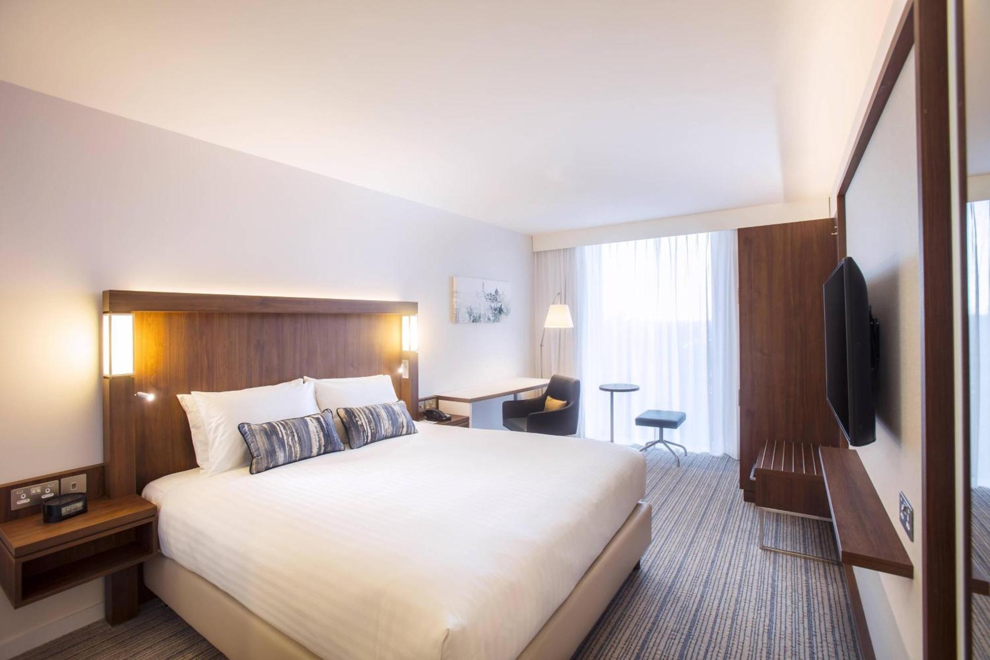 Courtyard By Marriott Edinburgh West Hotel Bagian luar foto
